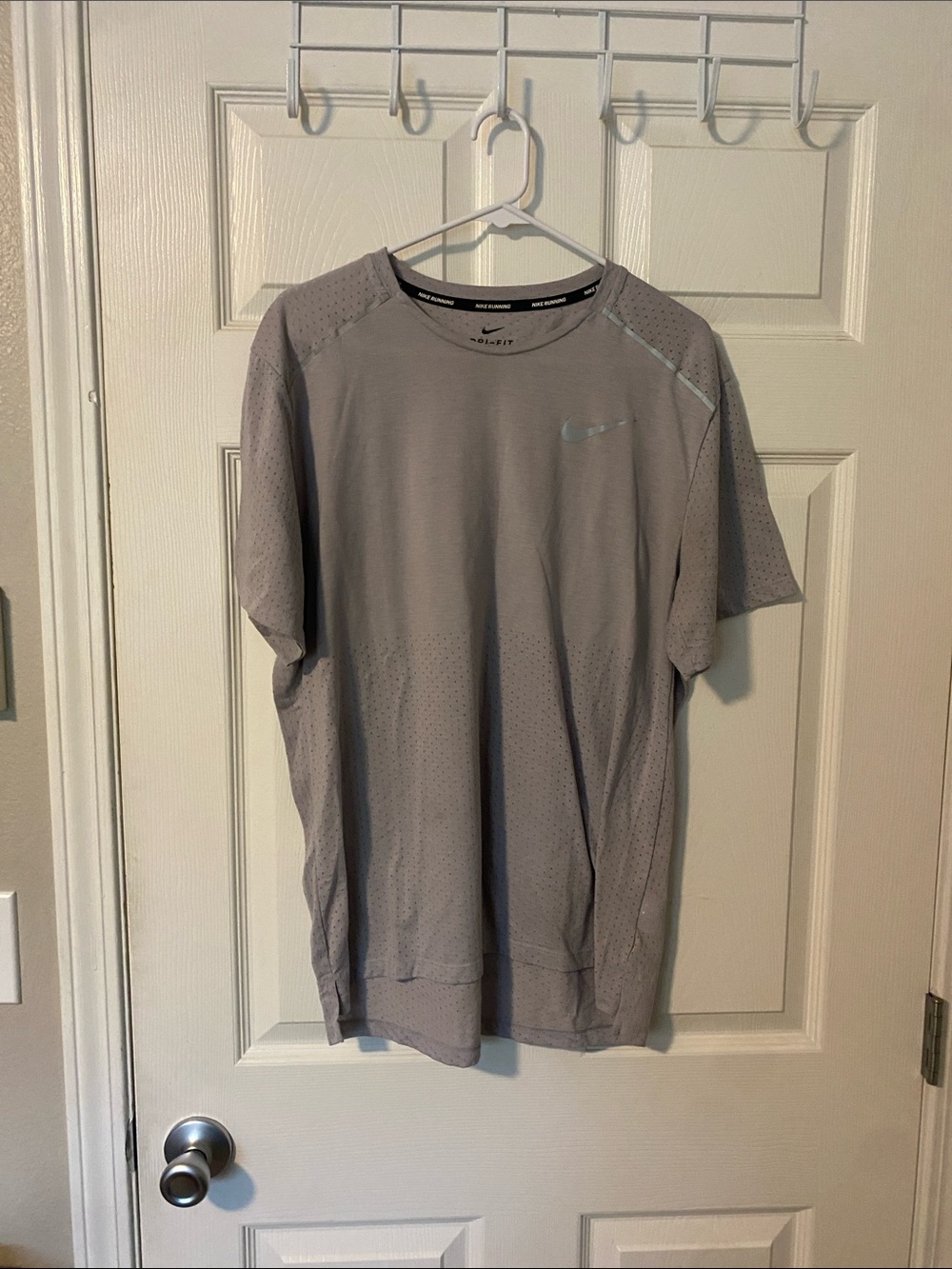 Nike Men’s Light Gray Performance Short Sleeve Tee